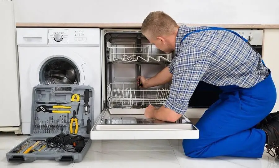Gölbaşı ECA servisi teknisyen ekibi beyaz eşya tamiri yaparken
